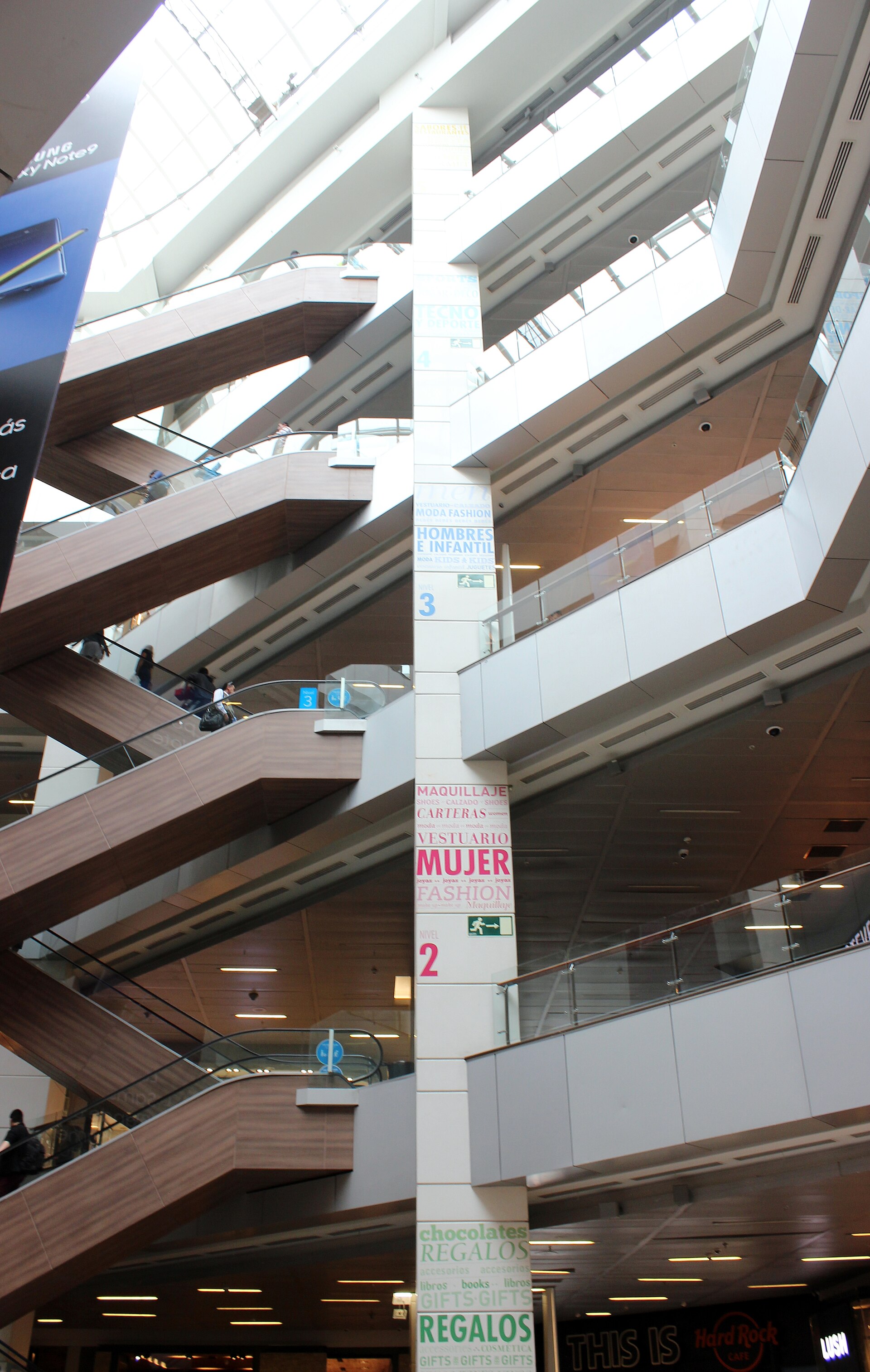 Patio de Comidas Costanera Center